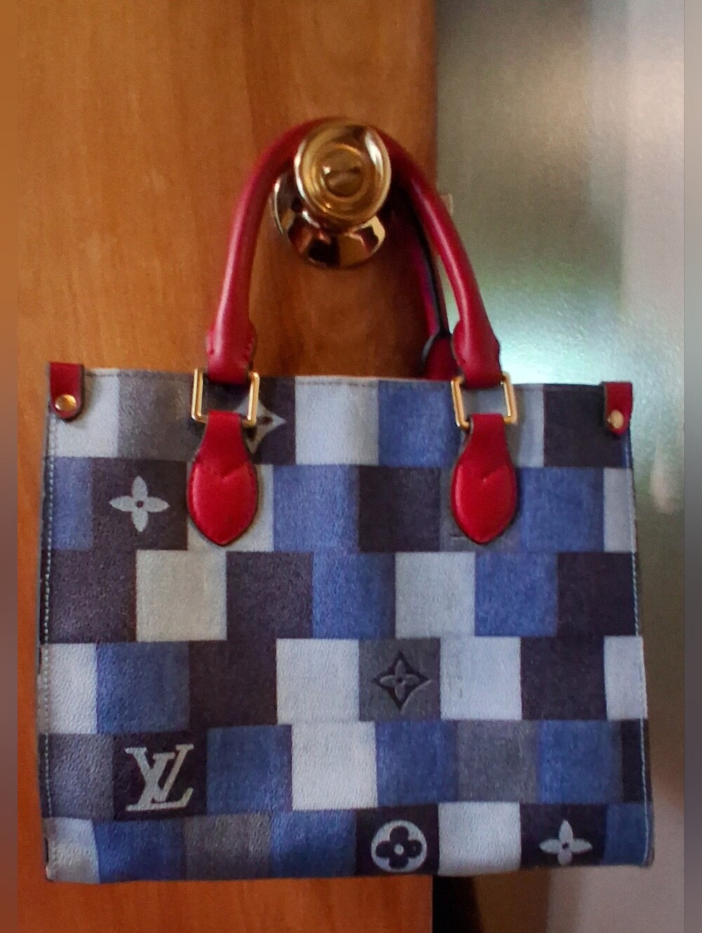 UNKNOWN BRAND BAG.